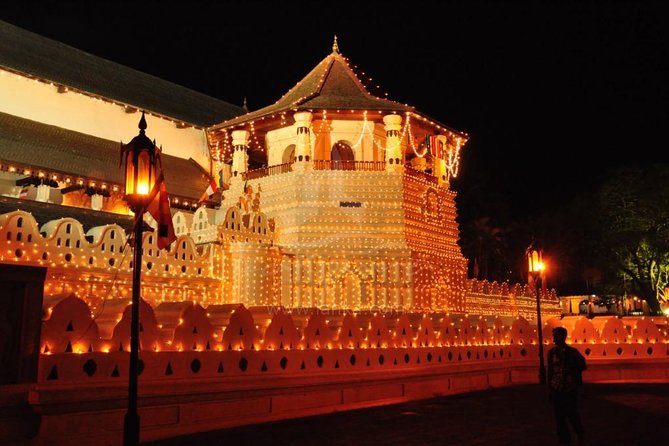 3 Days Tour to Kandy Nuwara Eliya & Sigiriya from Colombo - Day 1 in Kandy: Tooth Relic, Royal Botanical Gardens, and lake views
