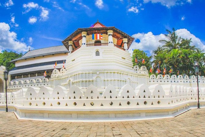 3 Days Tour to Kandy, Nuwara Eliya & Sigiriya - Entering Kandy: Tooth Relic, Kandy Lake walks, and the Peradeniya gardens