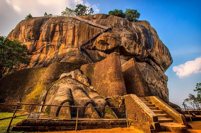4 Days 3 Nights explore sri Lanka with Mirissa Cabs Sri Lanka - Day 3: Tea Country at 5,000 Feet and a 109m Waterfall