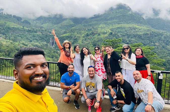 9 Day Sri Lanka Round Tour with Private Driver - Day 3: Peradeniya Botanical Garden, Temple of the Tooth, and Arrival in Kandy