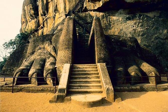 All-inclusive - Sigiriya and Dambulla day tour from Colombo - Golden Temple of Dambulla: included entry and a calmer finale