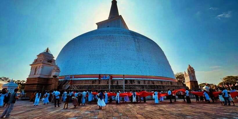 Anuradhapura Private Ancient City Day Tour - Sri Maha Bodhi: seeing the living center of worship