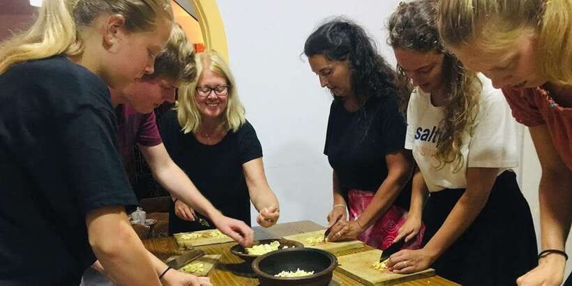 Authentic Sri Lankan Cooking Class in Kandy by Local Family - Coconut sambol and coconut roti: the texture and timing lesson