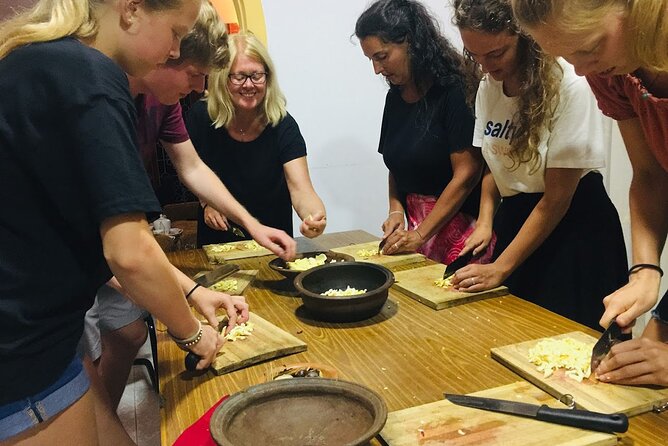 Authentic Sri Lankan Cooking Class in Kandy with Local Family - Where the class happens: a calm home kitchen near Bahirawakanda