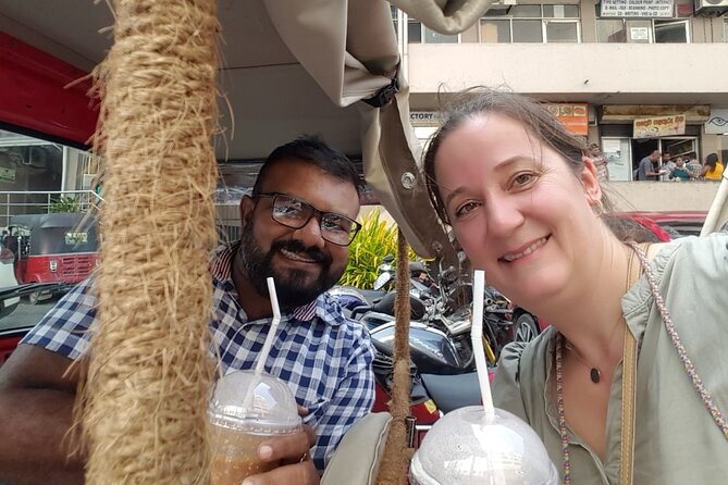 Colombo City Highlights by Tuk Tuk – All-Inclusive Adventure - Pettah Market Streets and the Red-and-White Mosque Moment