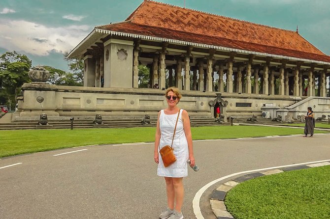 Colombo City Tour from Kalutara - Nelum Pokuna Mahinda Rajapaksa Theatre: a modern landmark break