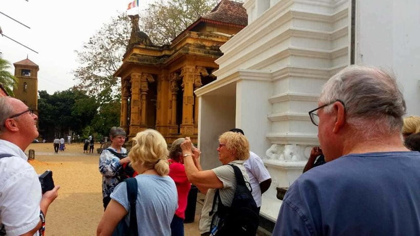 Colombo: Guided City Tour - Gangaramaya Temple and the flow of religious Colombo