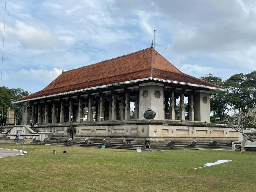 Colombo: Guided City Tour with Entry Tickets - Jami Ul-Alfar Mosque, the Red Mosque, and mixed-faith context