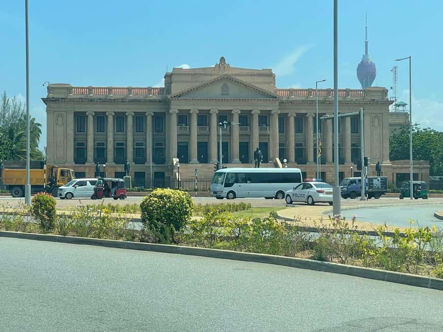 Colombo: Guided City Tour with Entry Tickets - Light House Galley, the Lighthouse Clock Tower, and Colombo Fort