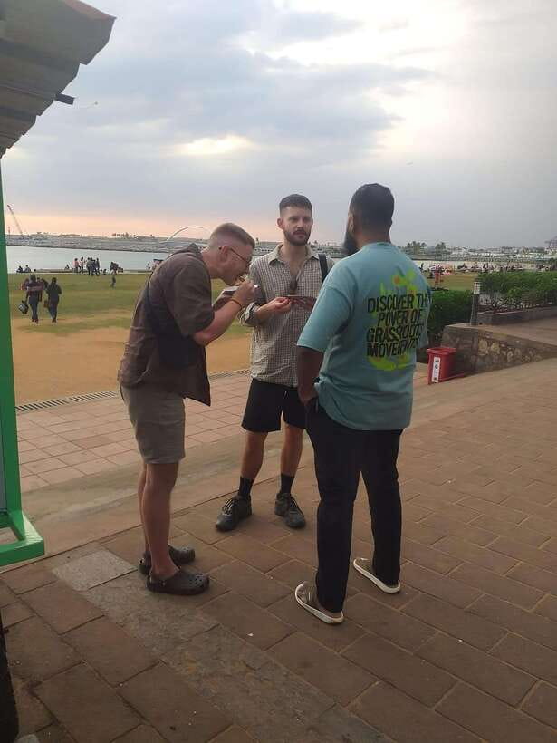 Colombo Local Food Tour by Tuk Tuk – All Inclusive - Stop 1: Tea Plus Street Snacks Like Isso Vade and Samosas
