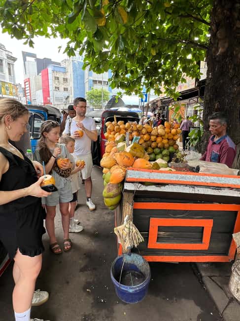 Colombo: Local Food Tour & Sightseeing by Tuk-Tuk with Meals - The street food lineup: kottu, egg hoppers, pittu, and curry you can recognize