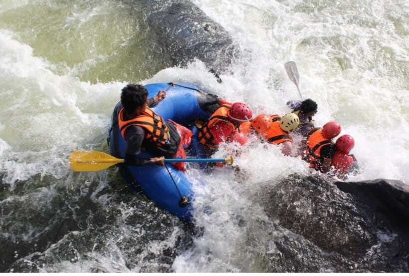 Colombo/ Negombo: Kithulgala White Water Rafting Adventure - Time to cool off: swimming in the Kelani’s scenic waters