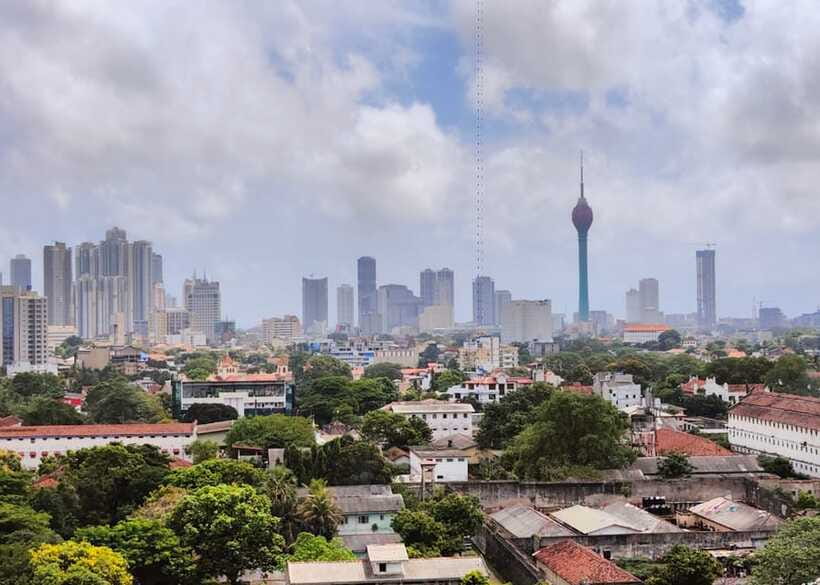 Colombo: One Day Private City Tour With Gangaramaya Temple - Independence Memorial Hall, Kandyan style pillars, and nearby memorial landmarks