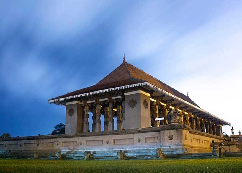 Colombo: One Day Private City Tour With Gangaramaya Temple - Viharamahadevi Park, shade breaks, and the colonial-era town hall backdrop