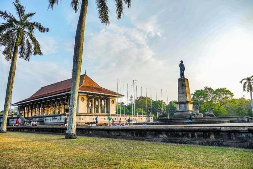 Colombo: Private City Tuk-Tuk Tour with Local Guide & Pickup - The temple route: Gangaramaya and Sri Kailawasanathan Swami Kovil