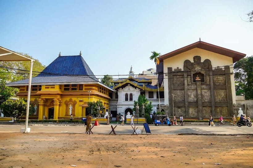 Colombo: Private City Tuk-Tuk Tour with Local Guide & Pickup - Independence Square and Galle Face Green: a calmer Colombo moment