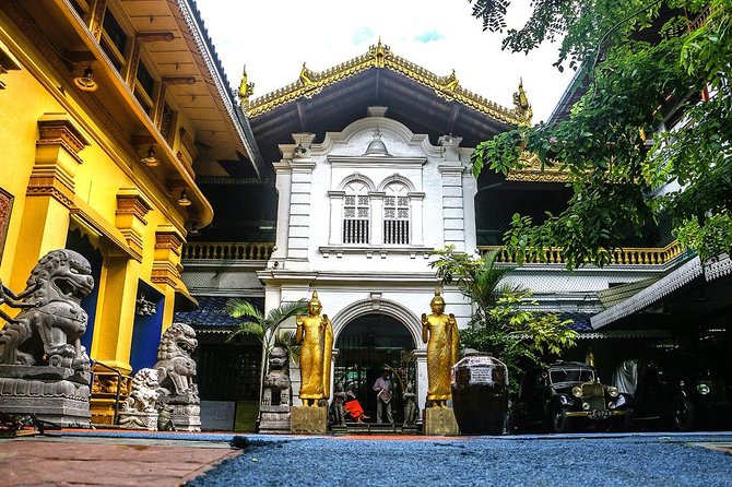 Colombo Private guideTour byTuk Tuk Morning Evening All inclusive - Pettah’s Jami Ul-Alfar Mosque, the Red Mosque