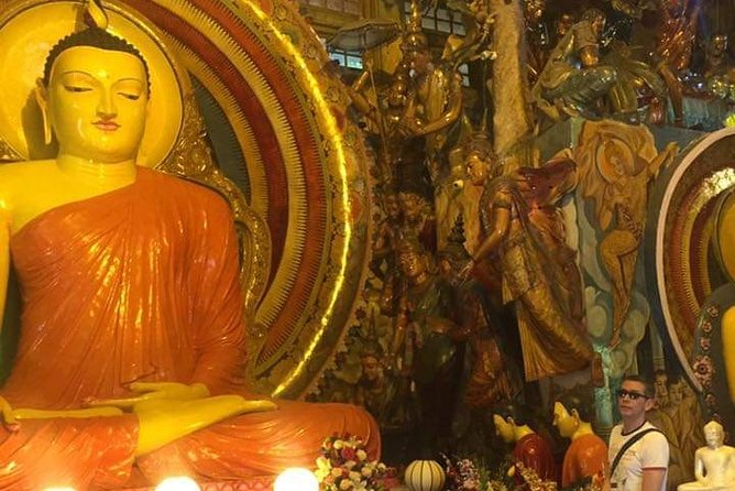 Colombo Private guideTour byTuk Tuk Morning Evening All inclusive - Gangaramaya Temple by Beira Lake: a modern twist