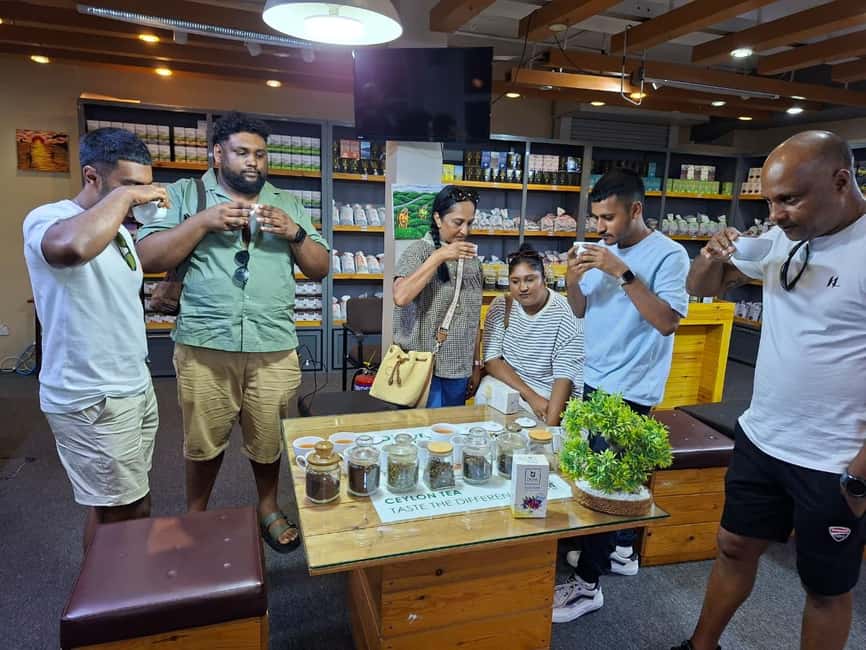 Colombo: Private Tuk-Tuk City Tour with Guide & All Tickets - Pettah Market and Jami Ul-Alfar Mosque, where everyday Colombo happens