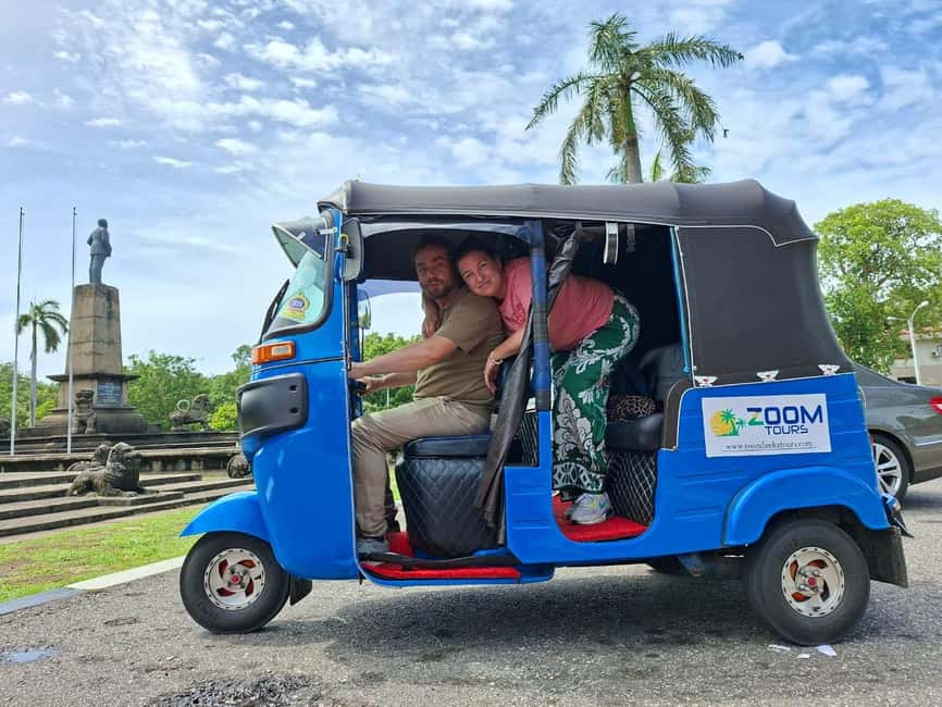 Colombo: Private Tuk-Tuk City Tour with Guide & All Tickets - Temple time: Gangaramaya and the green calm of Viharamahadevi Park