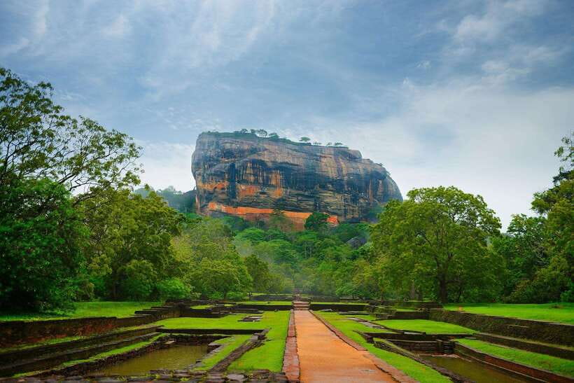 Colombo: Sri Lanka 4-Day Private Tour With 18 Amazing Places - Day 1 in Sri Lanka: Dambulla Cave Temple, Polonnaruwa, then Minneriya elephants