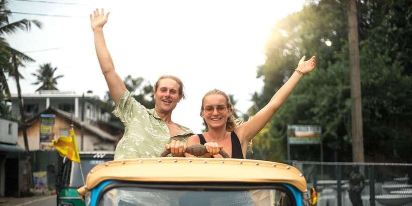 Colombo: Tuk Tuk City Highlights Tour with Lunch - Riding a retro tuk tuk through Colombo, from Galle Face to the city core