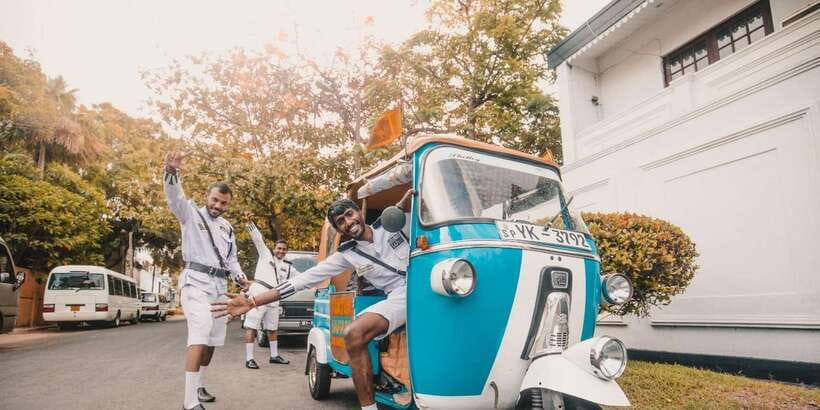 Colombo: Tuk Tuk City Highlights Tour with Lunch - Temple visits in Colombo: barefoot moments and what to wear