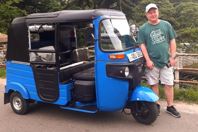 Colombo Tuk Tuk City Tour -Sightseeing Entry Fees & Food Included - Galle Face Green and port views: Old Parliament, lighthouse, and Maritime Museum