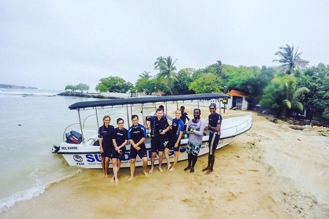 Discover SCUBA Diving in Beautiful Unawatuna Bay - The oral briefing: how you learn to communicate underwater