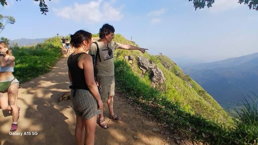 Ella Full-Day Endless Landmarks Life Time Experience - Ella temple and the Demodara Loop vibe