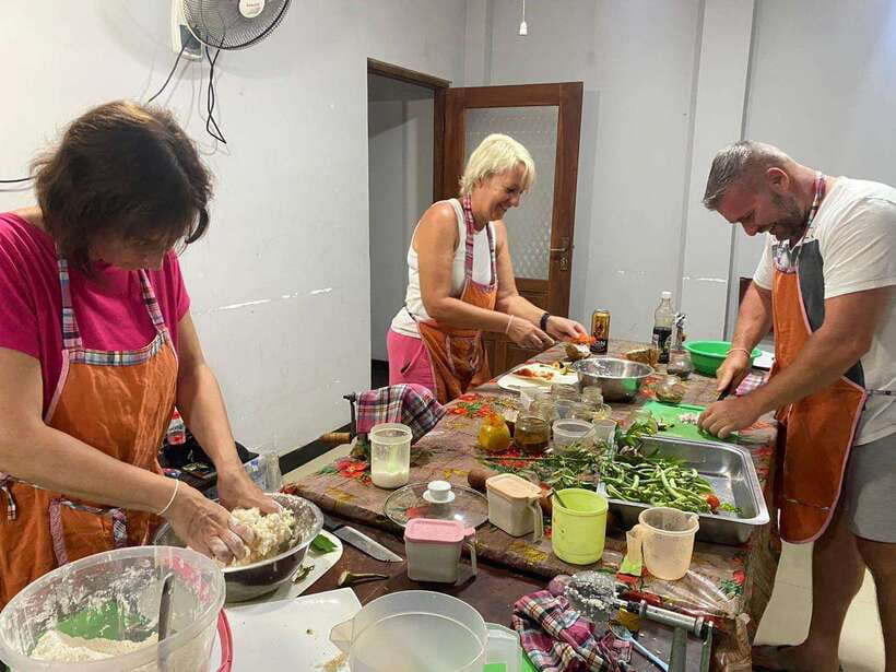 Ella: Sri Lankan Authentic Cooking expirience - Side mission: coconut sambal and papadam that complete the plate