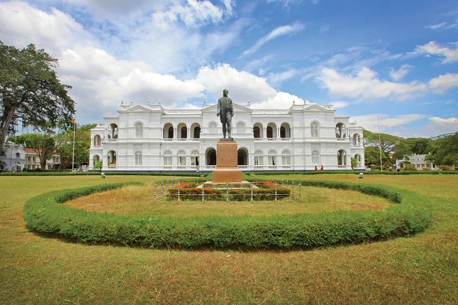 Full Day Colombo City Tour - Temples and parks: Gangarama Seema Malaka and Vihara Maha Devi Park