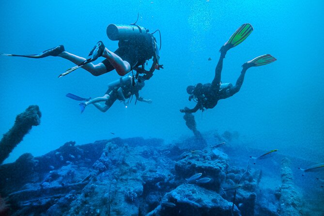 Fun Dives For Certified Divers - Tiny boats, strict safety, and the guide staying with you