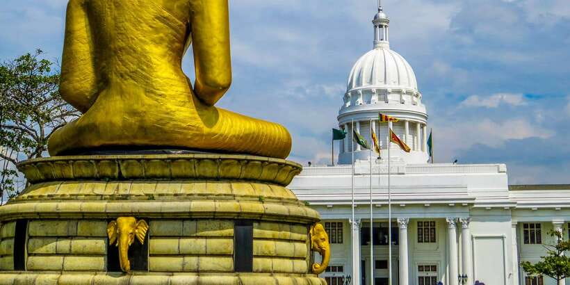 Guided Colombo Half-Day City Tour - Lak Medura shopping, and a quick temple photo stop for variety