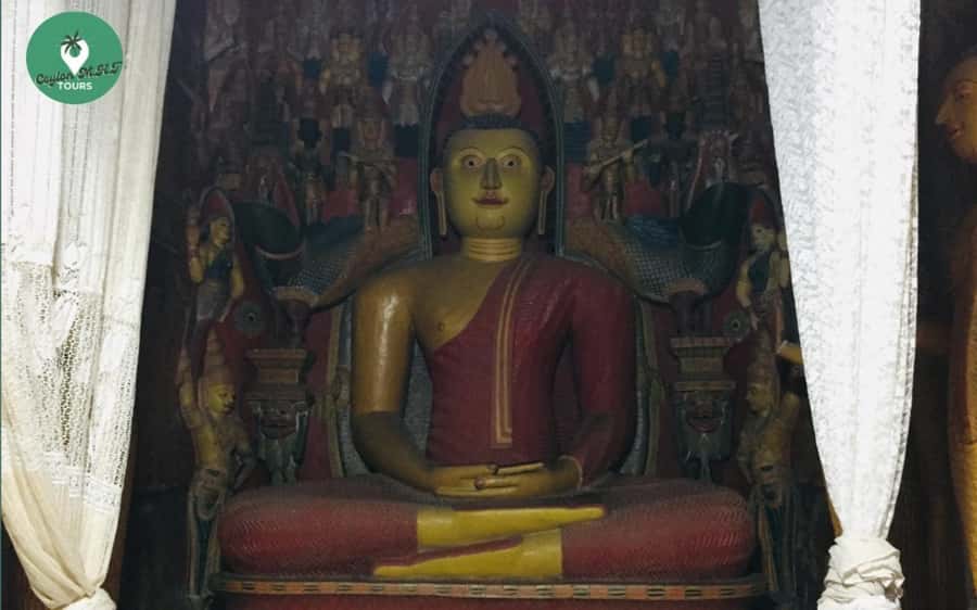 Kandy: City Explore with Local Guide By Tuk Tuk - Kandy Central Market, souvenirs, spices, and practical browsing
