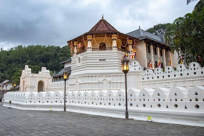 Kandy City Sightseeing and Ambuluwawa Tower by Tuk Tuk Tour - Ambuluwawa Tower: 360 Views and the Staircase Reality