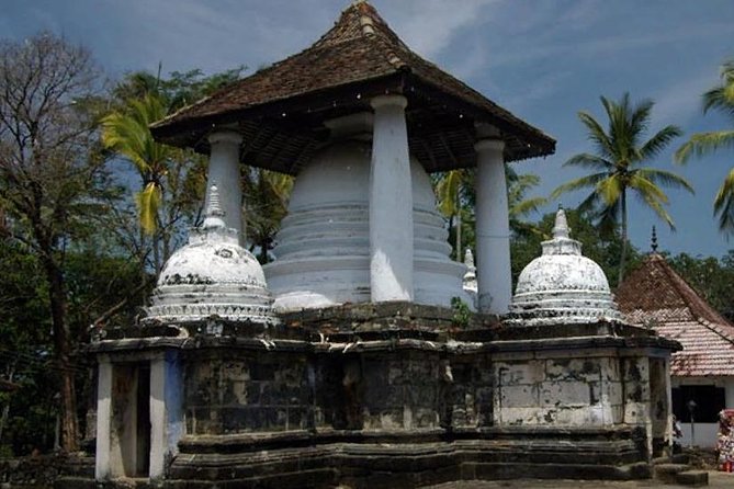 Kandy City Tour - Kandy Lake: a free, easy walk to reset