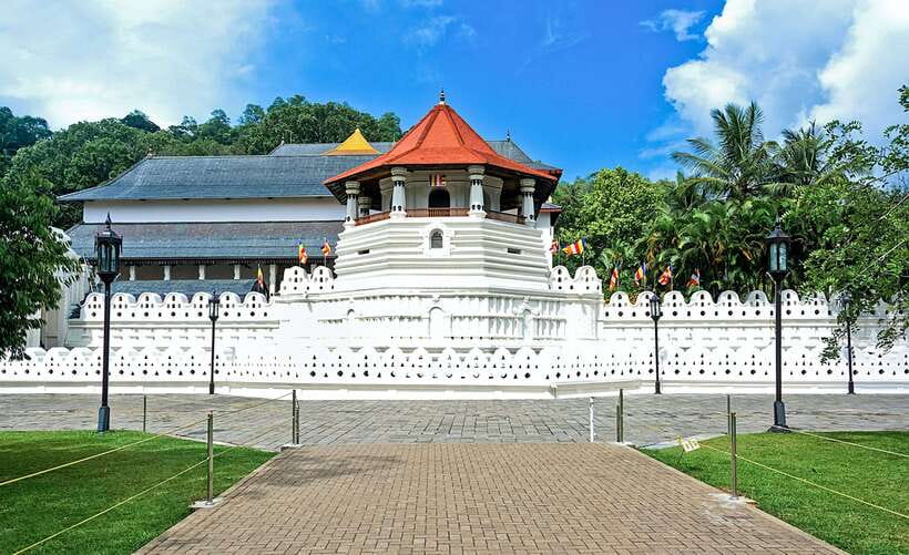 Kandy Private City Tour With Local Guide - Temple start: Kandy Temple and the route to the Tooth Relic