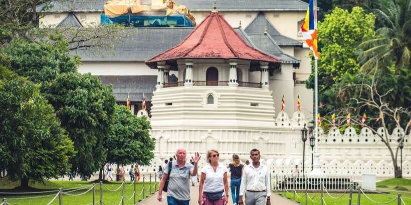 Kandy: Private Guided City Tours by Tuk Tuk Sightseeing Tour - Temple of the Tooth: start with the UNESCO centerpiece