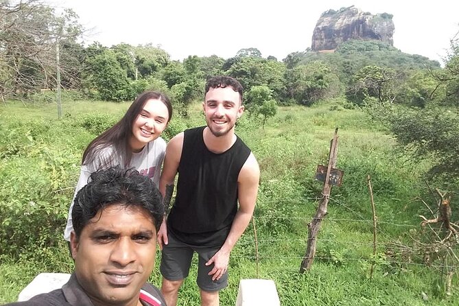 Kandy to Sigiriya Day Tour with a private vehicle - Stop 6: Sri Muthumari Amman Kovil, quick Hindu temple culture