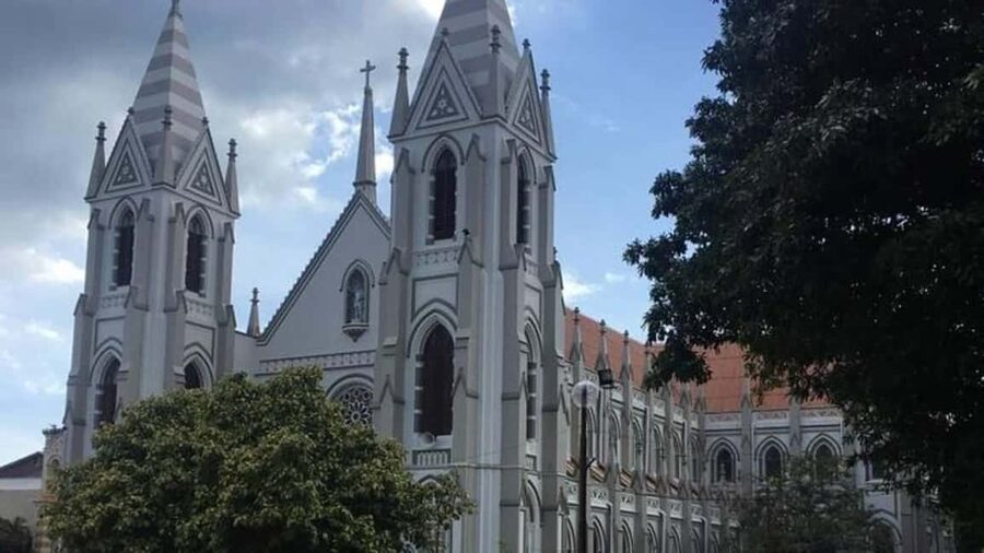Negombo Private Tour: Market, Temples & Canal - Dutch Canal and Angurukaramulla Temple, mixing water views with worship space