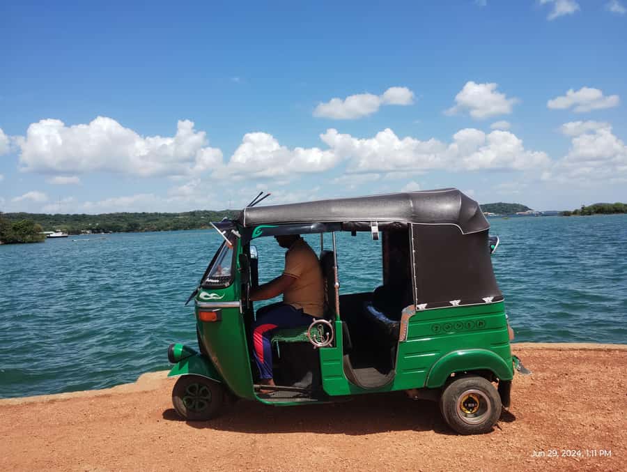 Nilaveli: Trinco City tour by Tuk Tuk - Golden Temple etiquette at Sri Lakshmi Narayana Perumal Kovil
