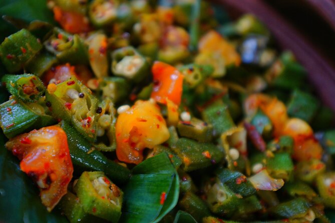 Organic Cooking Class Sigiriya TASTY TASKS - Welcome drink, spice talk, and how the class gets you cooking fast