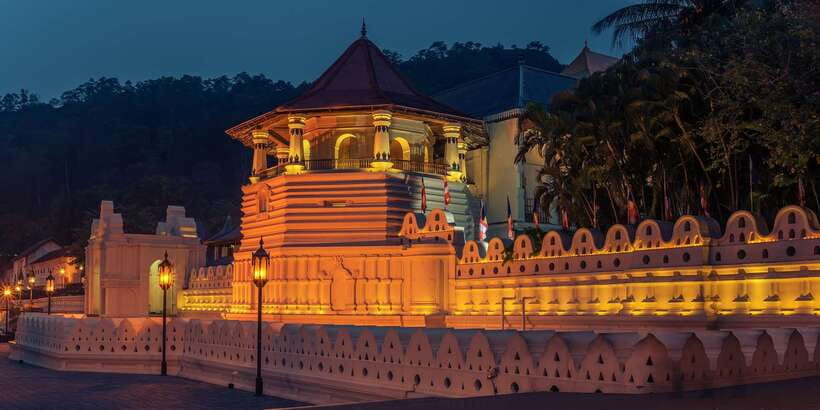 Pinnawala & Kandy Day Tour from Negombo - Kandy viewpoint and quick browsing: get the photos, then keep moving
