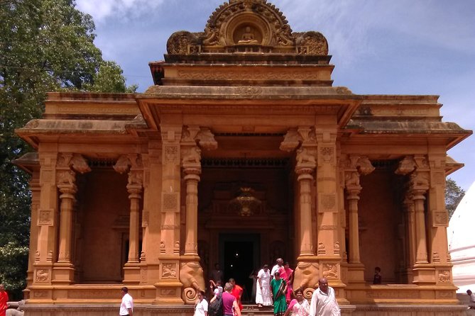 Private City tour in Colombo By tuk tuks or Cars - Gangaramaya Temple: Antiques, Relics, and That Golden Miniature