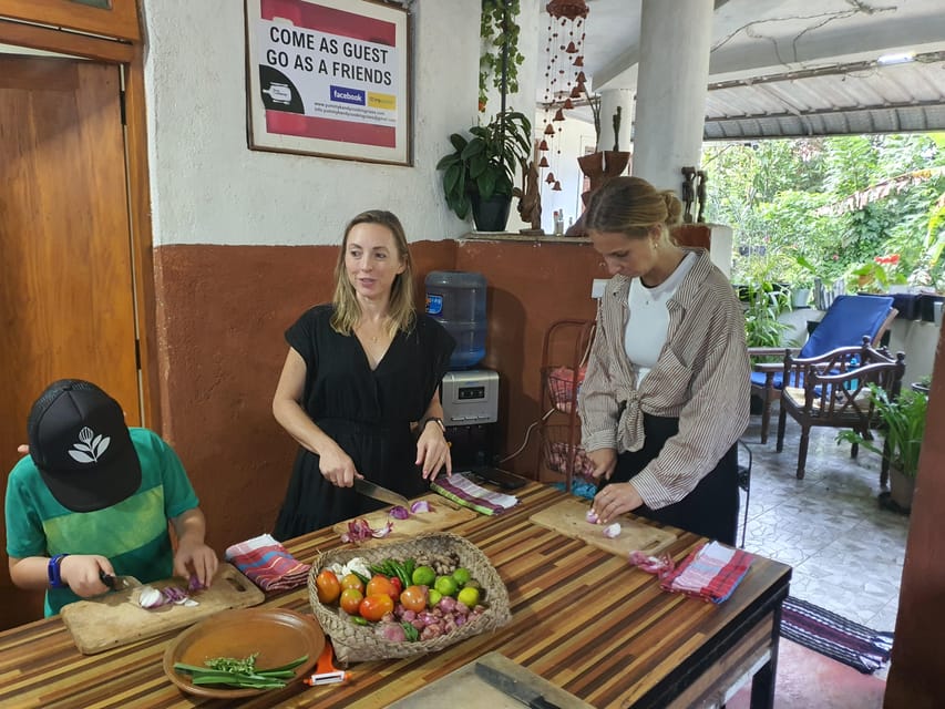 Private Traditional Sri Lankan Cooking Class in Kandy - Getting there: hotel pickup and the tuk tuk factor