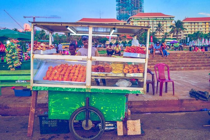 Rustic taste & Cultural tales Food Tour Colombo - Pettah Streets: Market Energy and Old Architecture Close Together