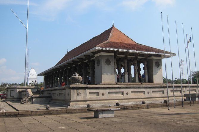 Shangri-La Colombo City Tour. - Jami Ul-Alfar Mosque, the Red Mosque, and the colonial-era clock tower