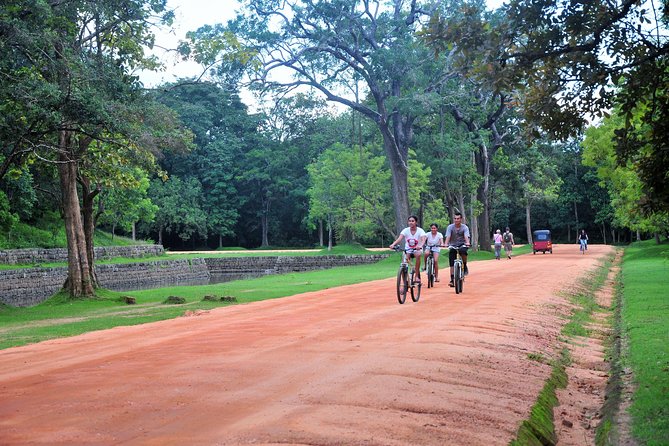 Sigiriya Cycle Tour: Explore Village Life in Sigiriya & Enjoy a Village Lunch - The lake-over-Sigiriya viewpoint you get without rushing it