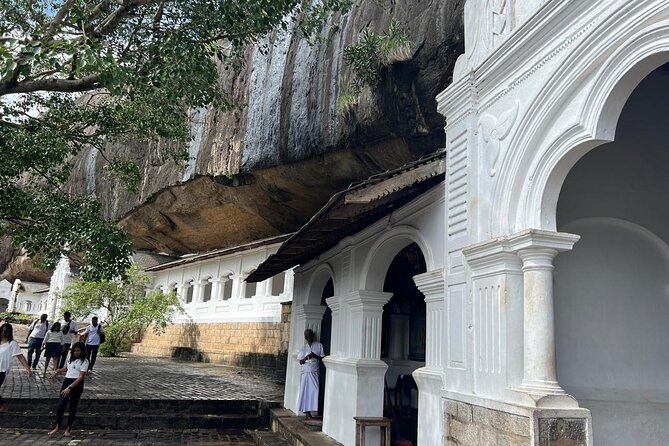 Sigiriya Fortress & Dambulla Day Tour From Colombo, Bentota Area - Lake View Village Food in Sigiriya: A short break from monuments